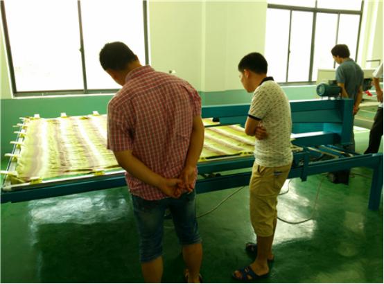 客戶觀看機器工作現(xiàn)場